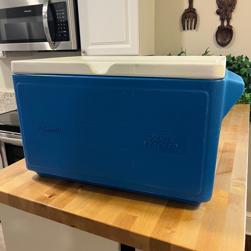 Coleman Party Stacker Cooler Blue White Model 9223 Stackable 48 Can Capacity